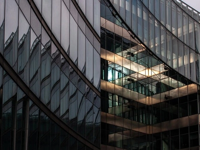 تطبيق واختيار الزجاج العازل