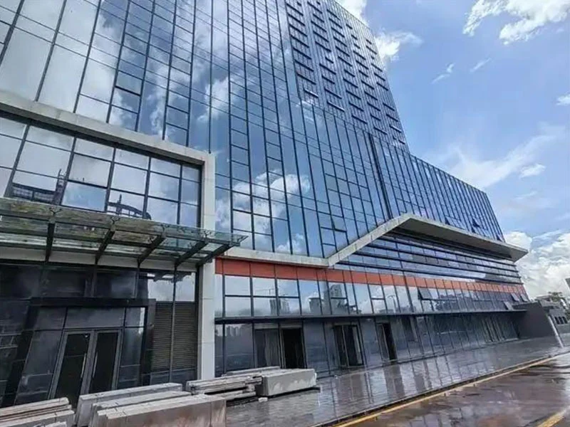 هل من الجيد تزيين الجدار الخارجي بجدار ستارة زجاجي ؟