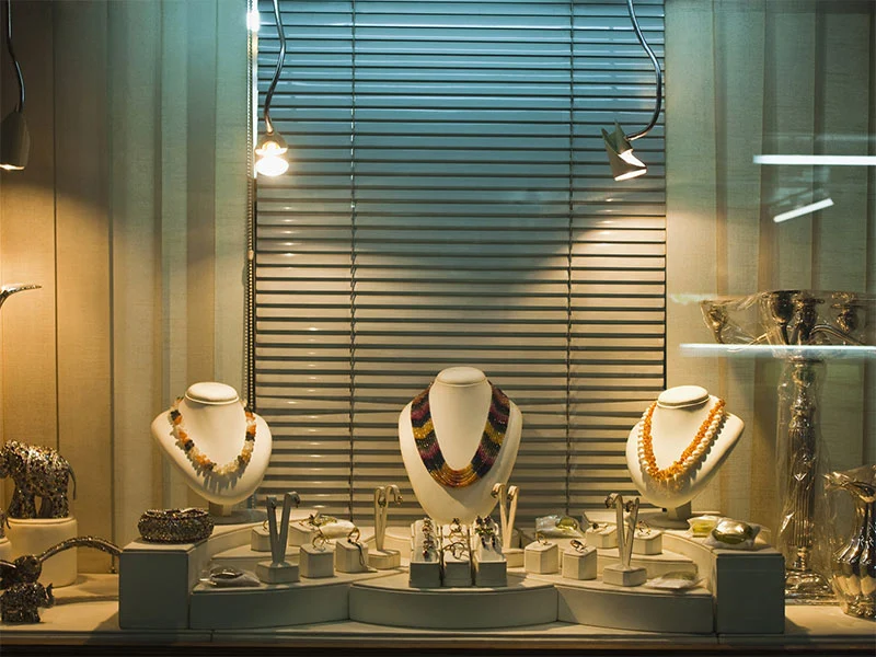 ما هي مزايا الزجاج المضاد للرصاص مقارنة بالزجاج العادي