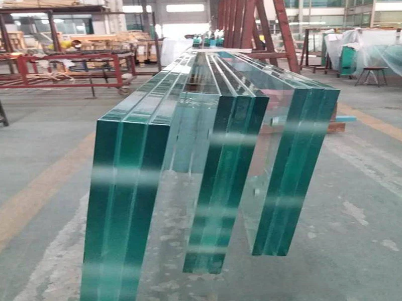 هل من الآمن حقا أن هناك طبقة واحدة رقيقة من الزجاج في الممشى الزجاجي ؟