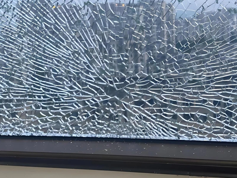 سبب الكسر التلقائي للزجاج المقسى